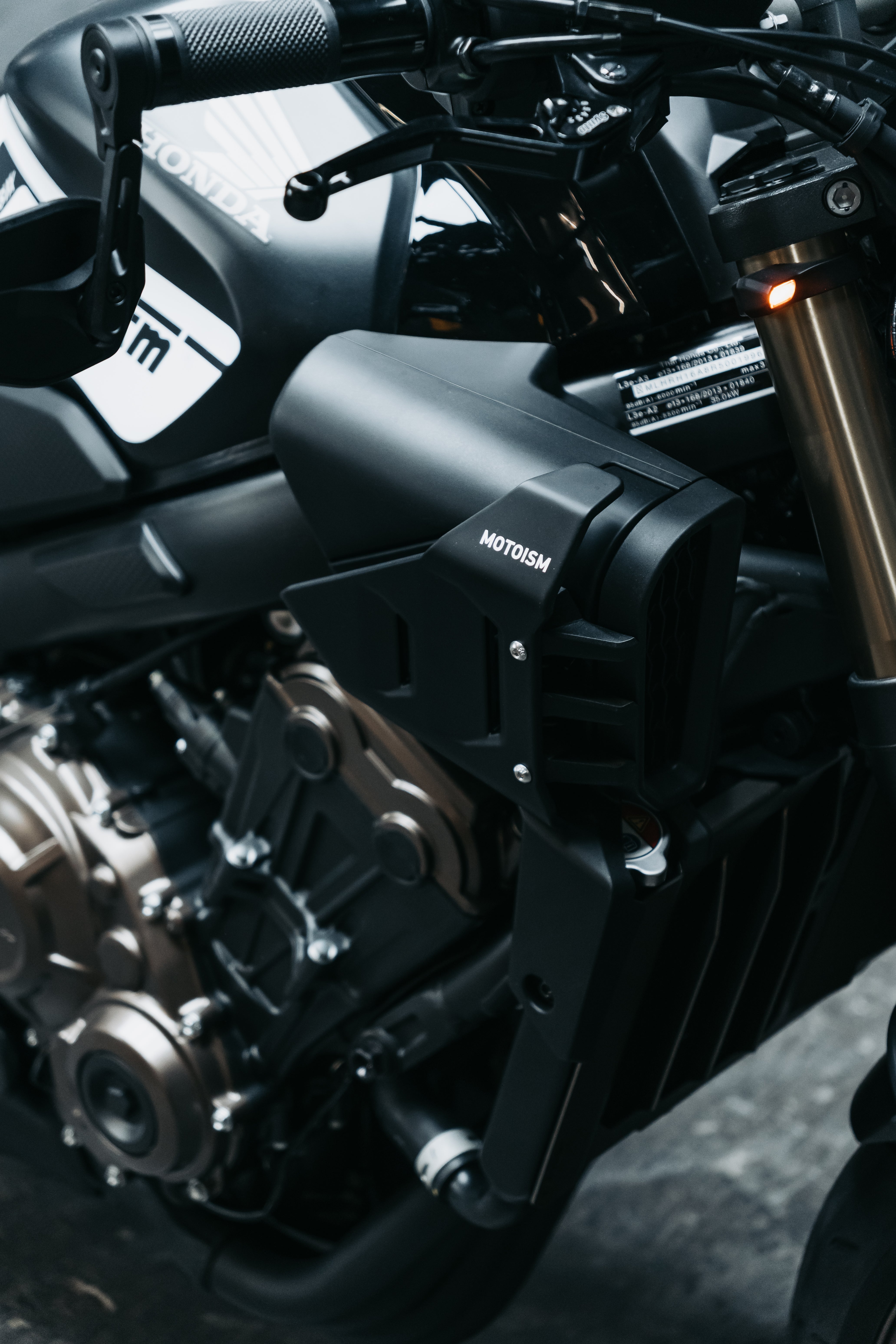 Honda CB 650 R Seitendeckel Lackierung