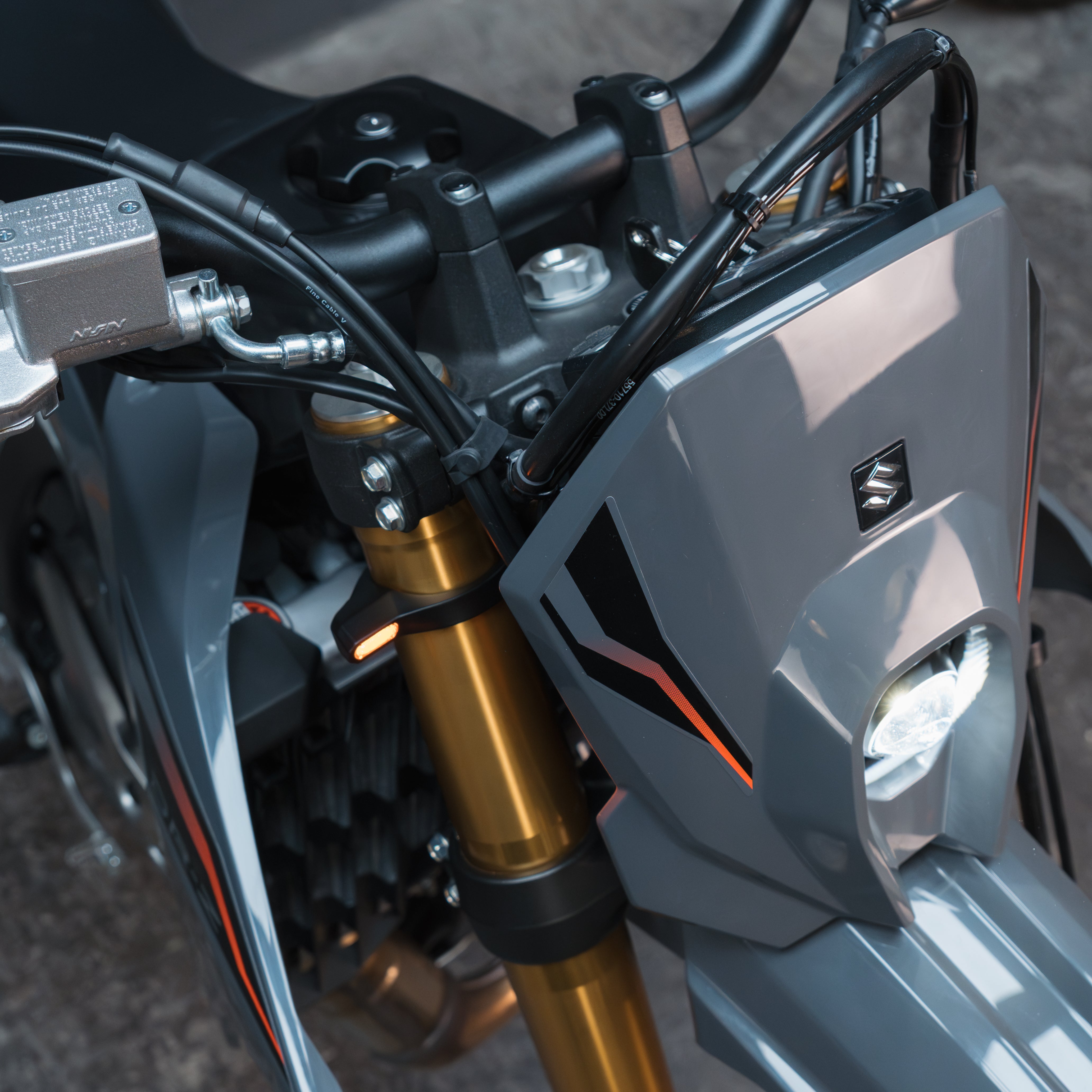MOTOISM Suzuki Gabelschelle mit integriertem Blinker - Type Four Evo
