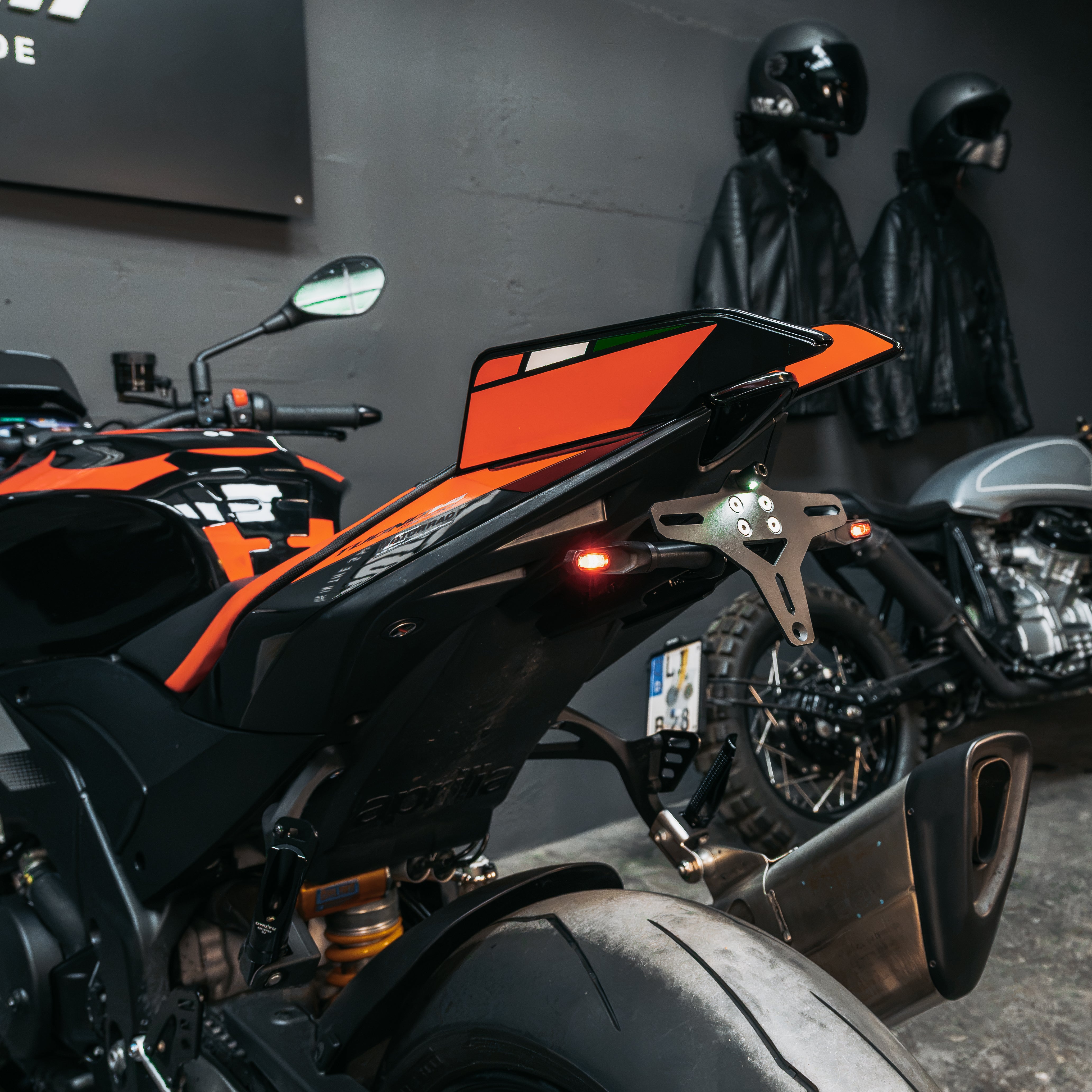 MOTOISM Kennzeichenhalter + 3in1 Blinker – für Aprilia RSV4 1100 / Tuono V4 1100 (2025-...) | Plug & Play