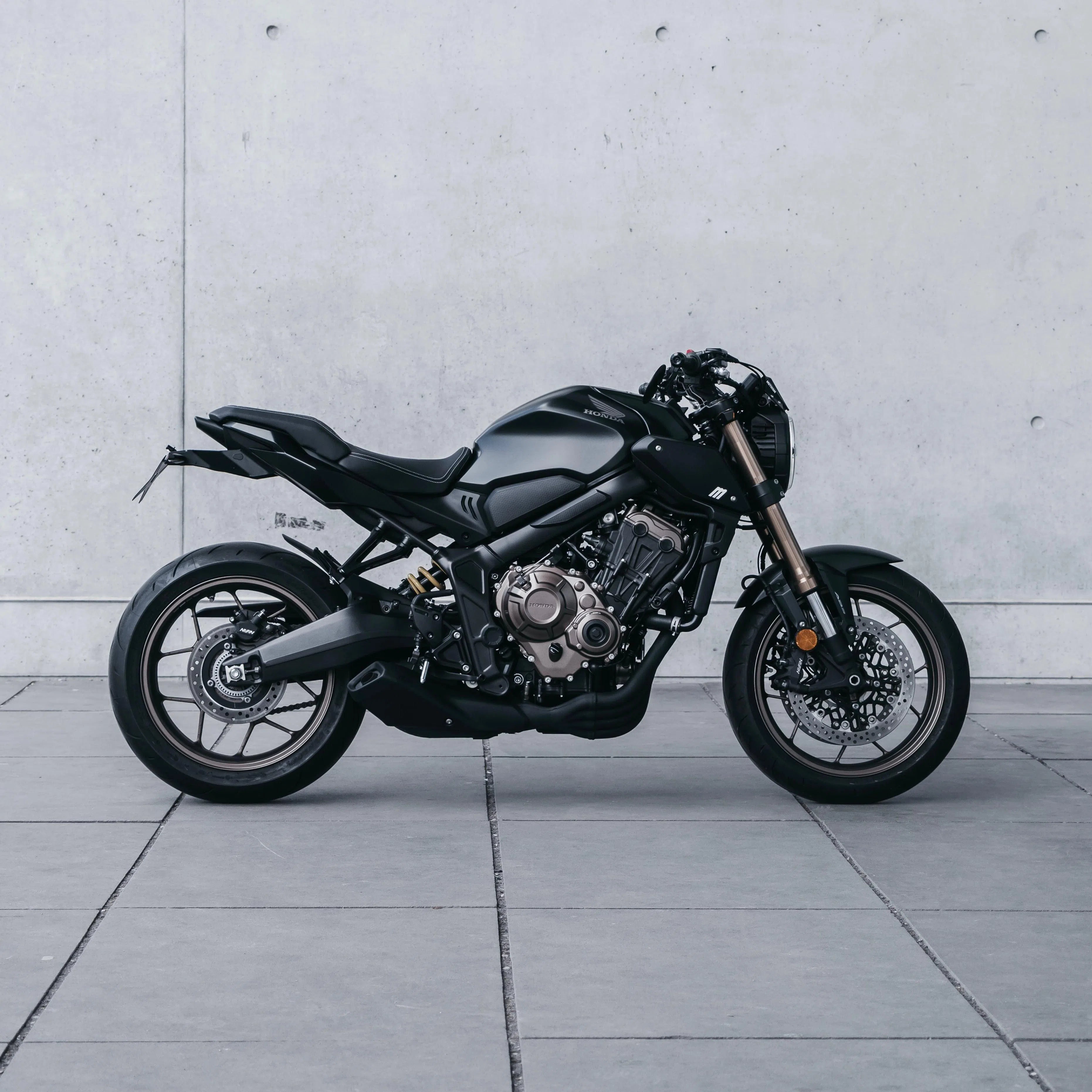 Honda CB650R Seitendeckel Lackierung