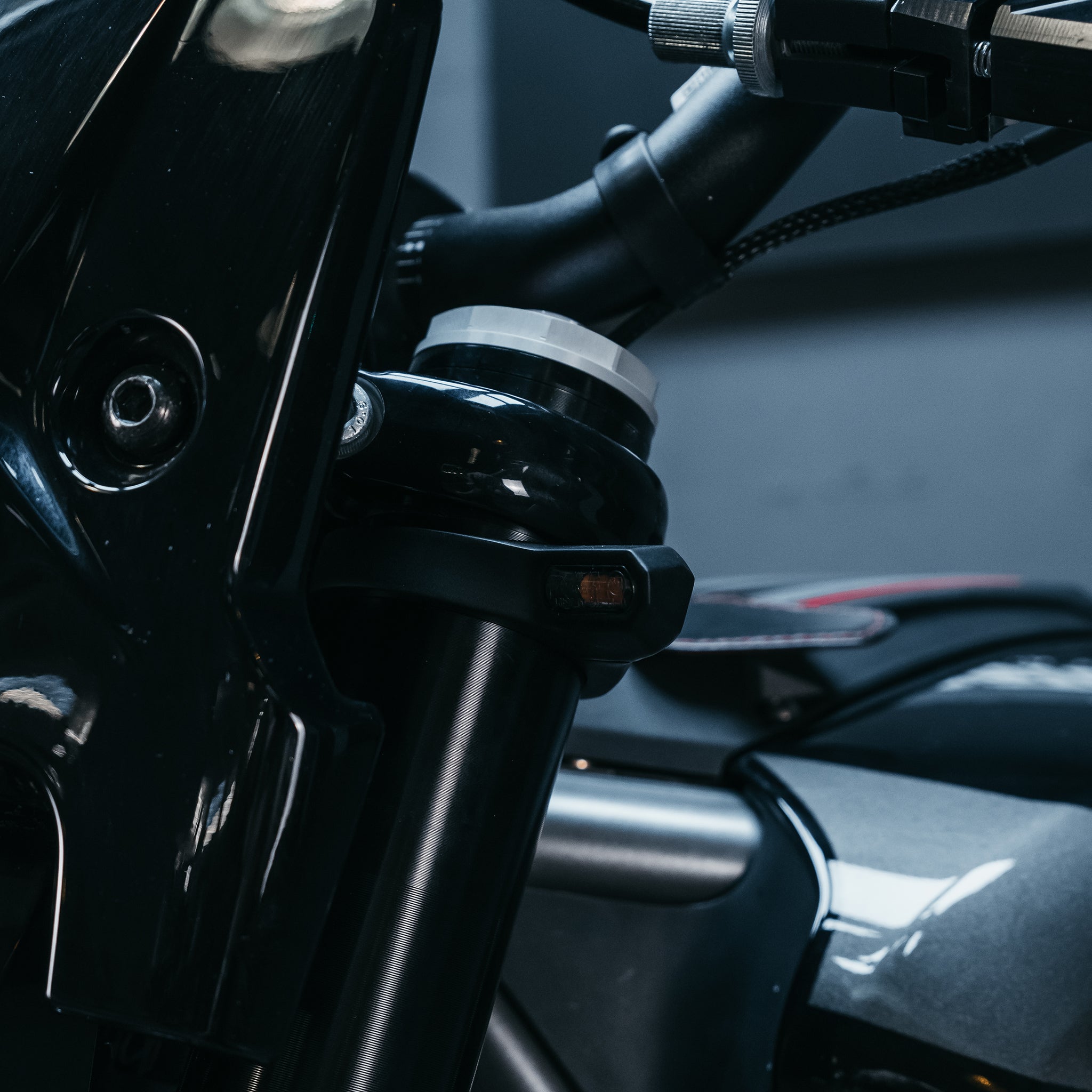 Indian Gabelschelle Type Four EVO - zweiteilig mit integriertem Blinker (Paar)