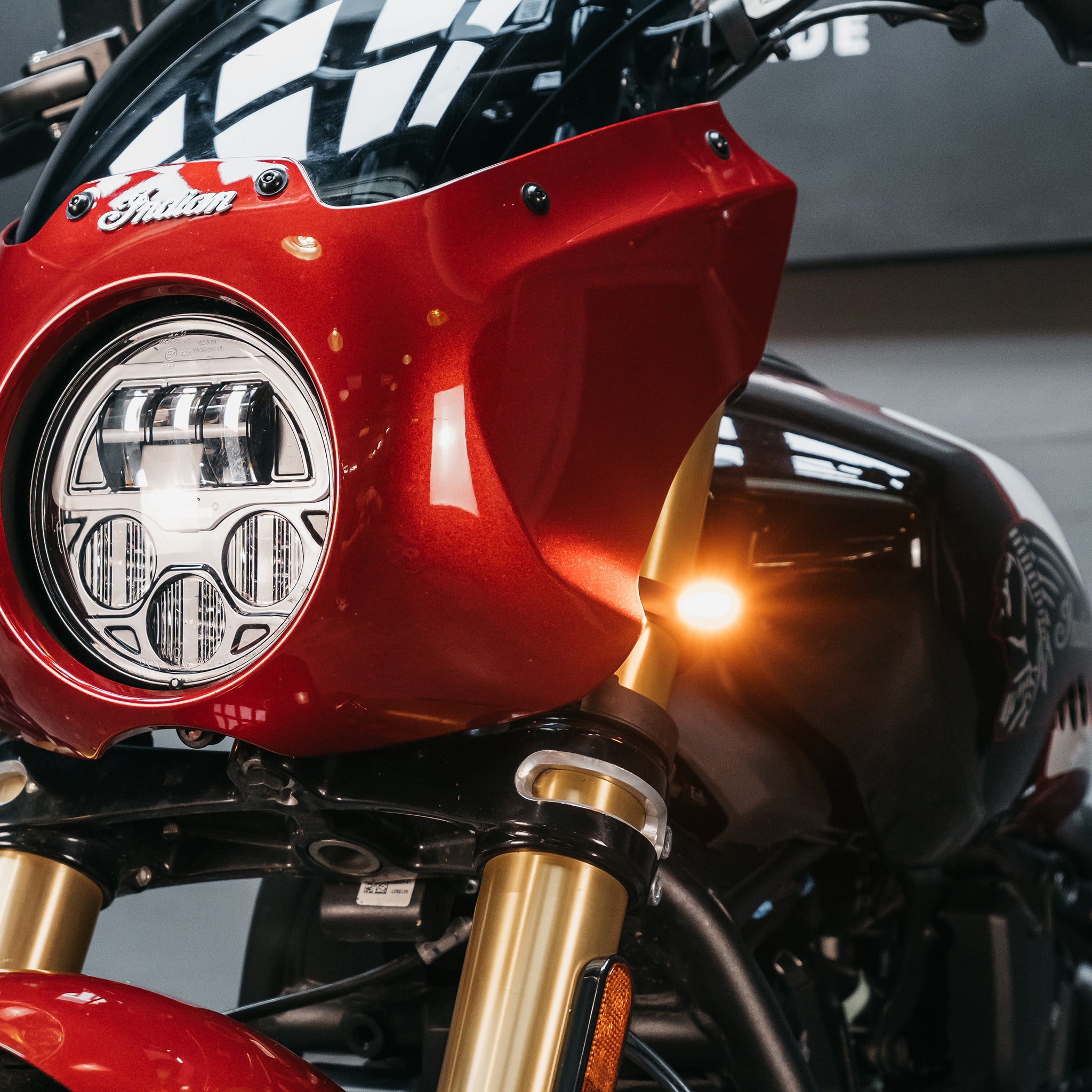 Indian Gabelschelle Type Four EVO - zweiteilig mit integriertem Blinker (Paar)