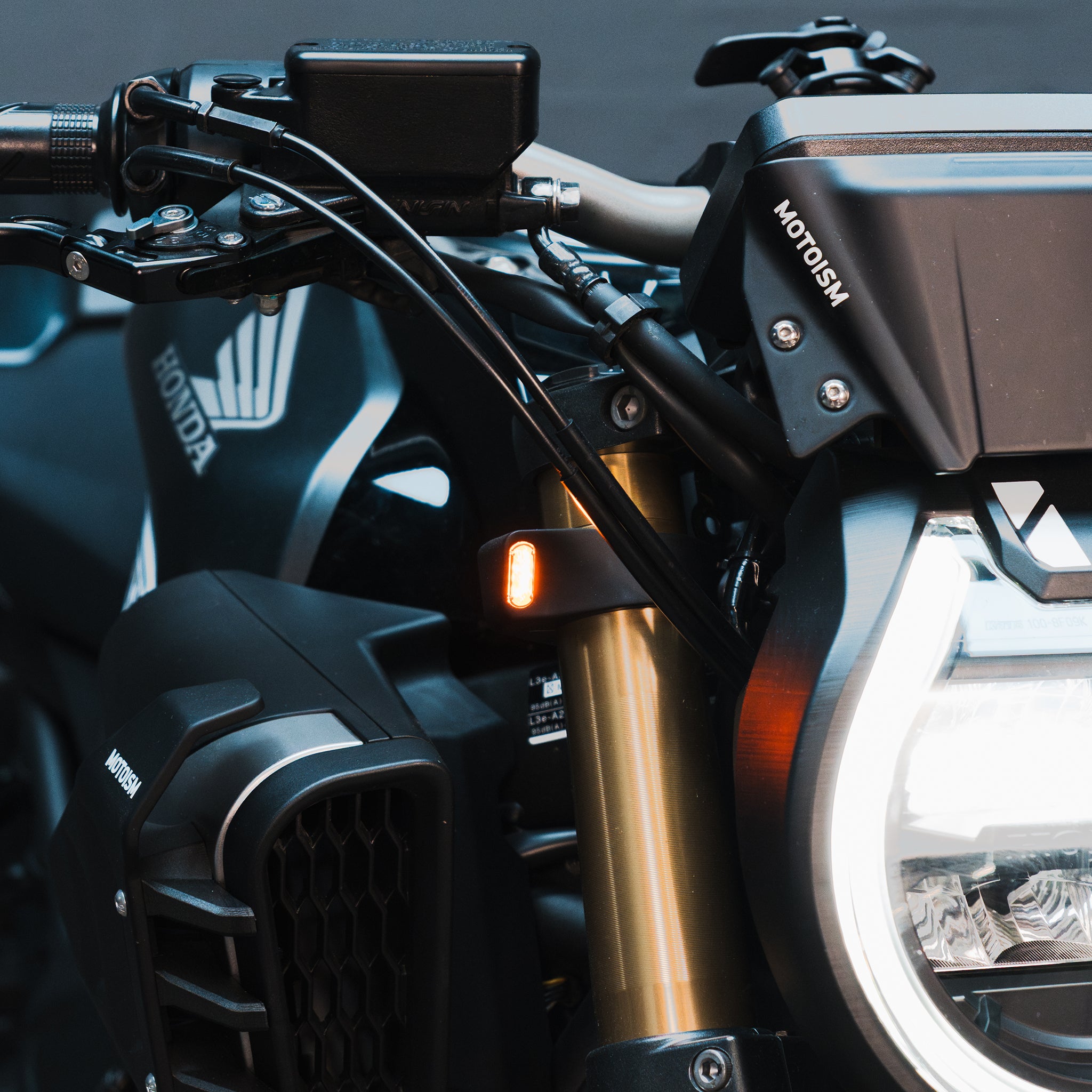 MOTOISM Honda Gabelschelle mit integriertem Blinker Type Three Evo (Paar) – Plug & Play