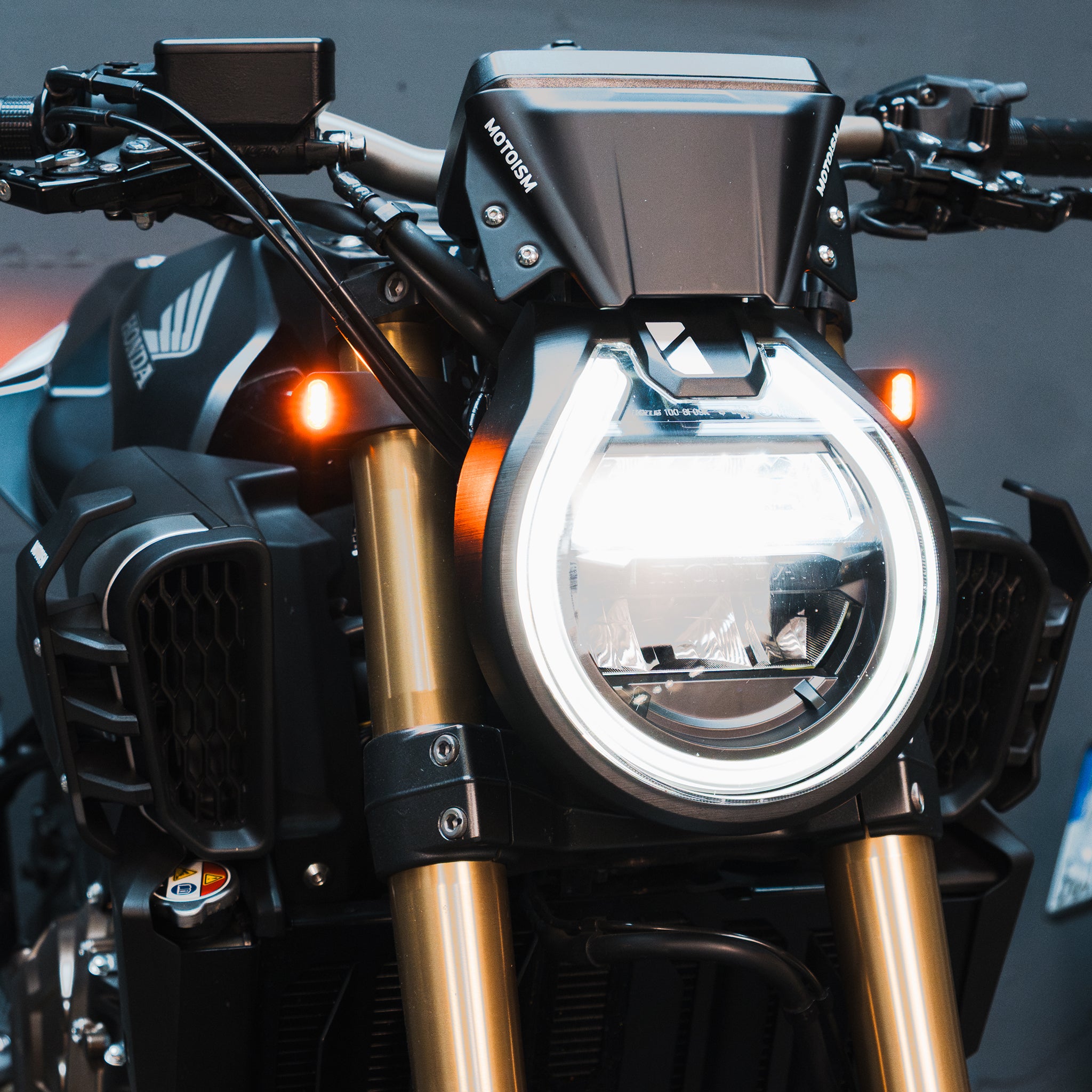 MOTOISM Honda Gabelschelle mit integriertem Blinker Type Three Evo (Paar) – Plug & Play