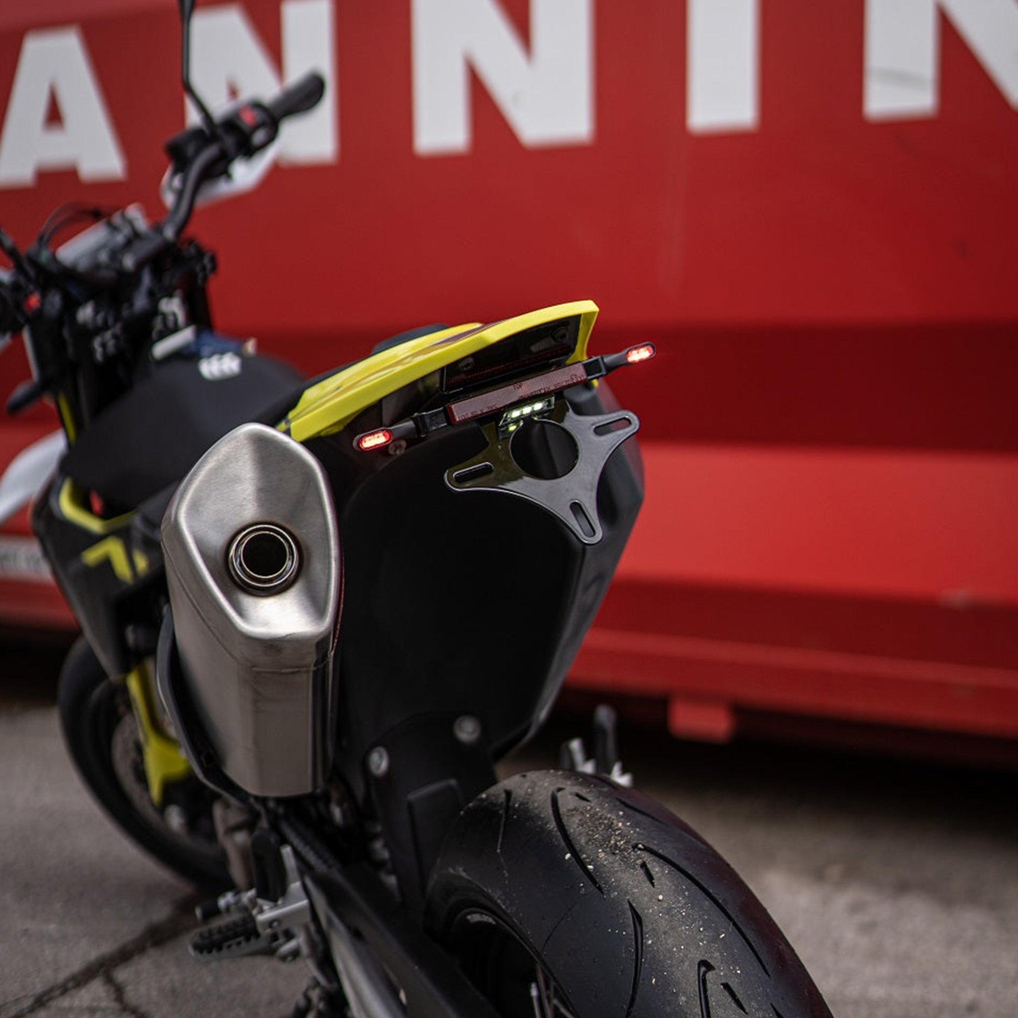 BSOxMOTOISM Kennzeichenhalter mit Plug&Play 3in1 Blinker - HUSQVARNA 701 Supermoto & Enduro