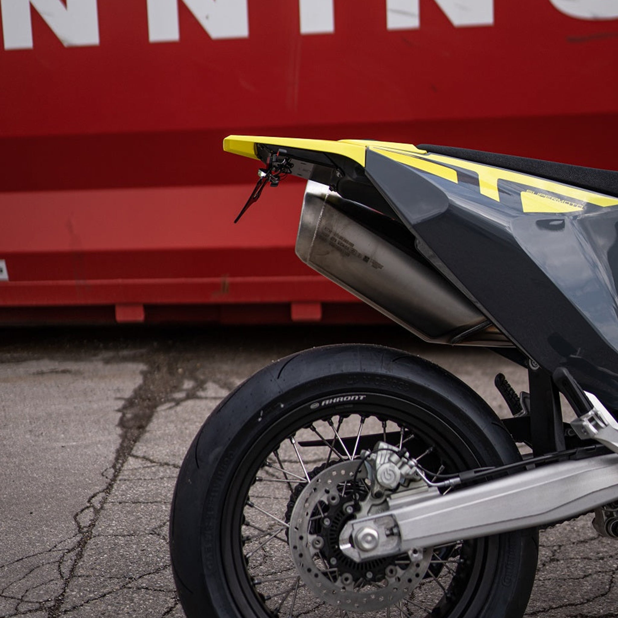BSOxMOTOISM Kennzeichenhalter mit Plug&Play 3in1 Blinker - HUSQVARNA 701 Supermoto & Enduro