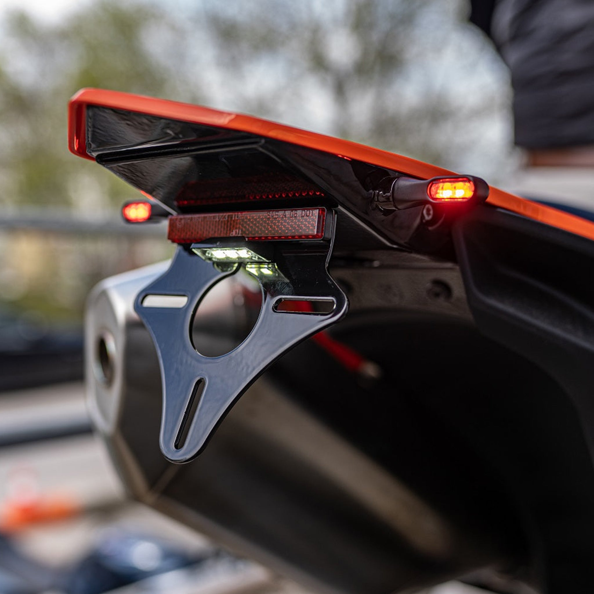 BSOxMOTOISM Kennzeichenhalter mit Plug&Play 3in1 Blinker - KTM 690 / GasGas 700