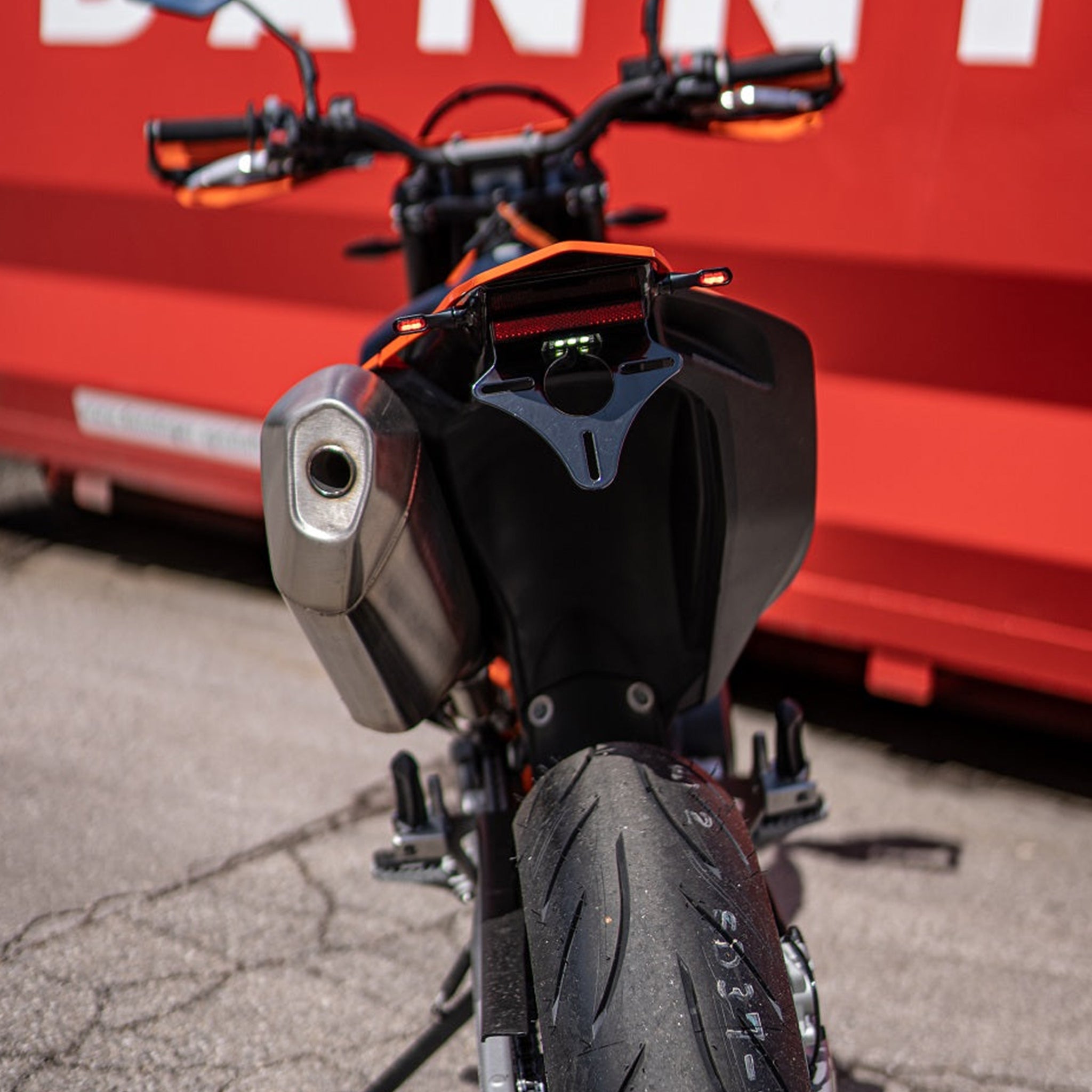 BSOxMOTOISM Kennzeichenhalter mit Plug&Play 3in1 Blinker - KTM 690 / GasGas 700