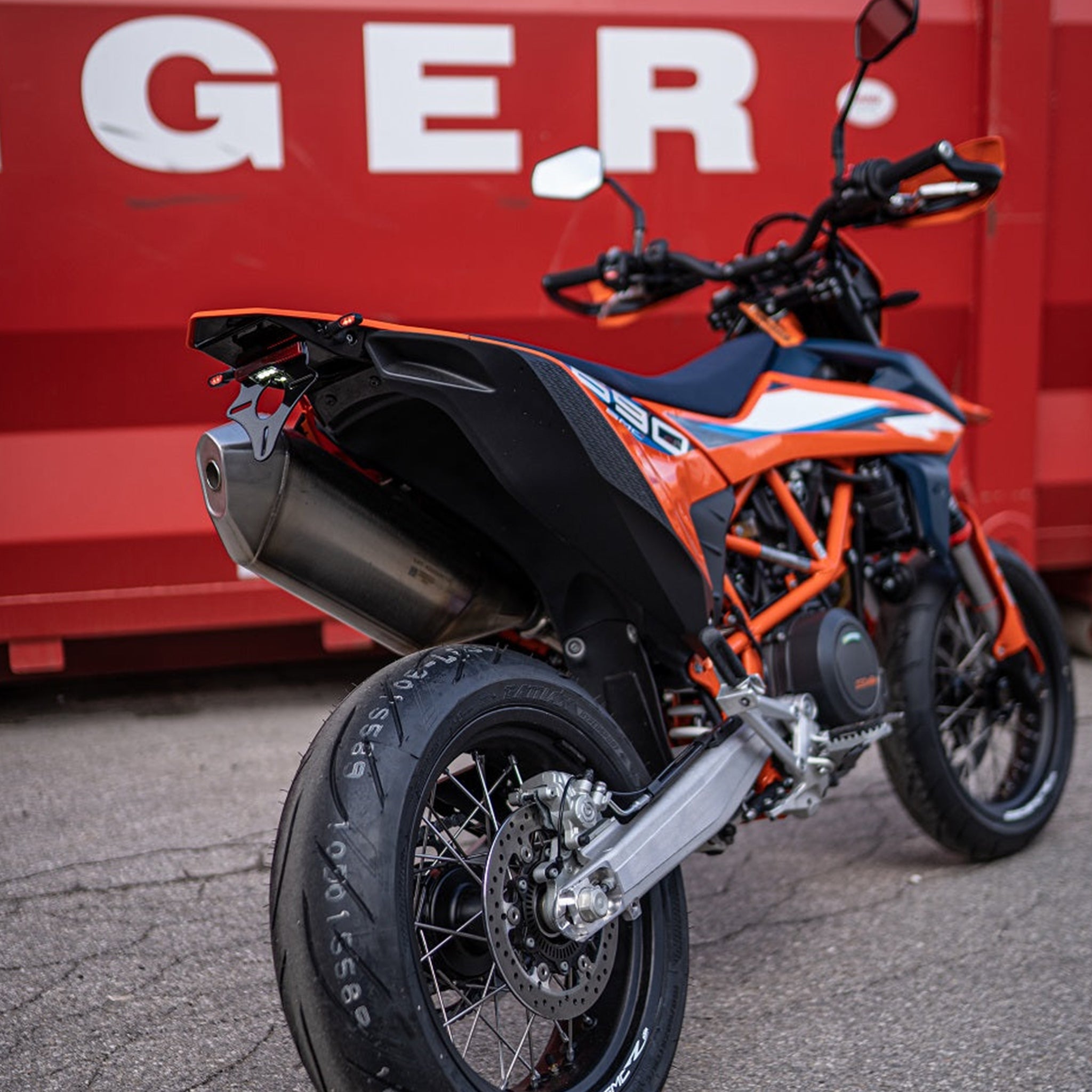 BSOxMOTOISM Kennzeichenhalter mit Plug&Play 3in1 Blinker - KTM 690 / GasGas 700