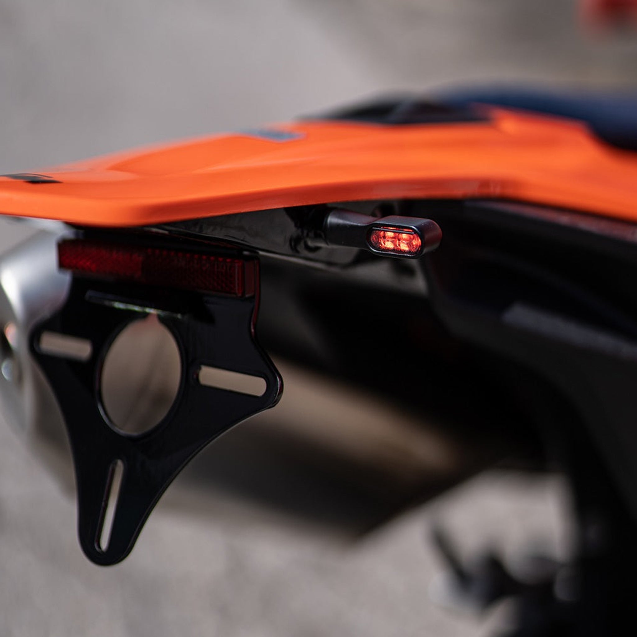 BSOxMOTOISM Kennzeichenhalter mit Plug&Play 3in1 Blinker - KTM 690 / GasGas 700