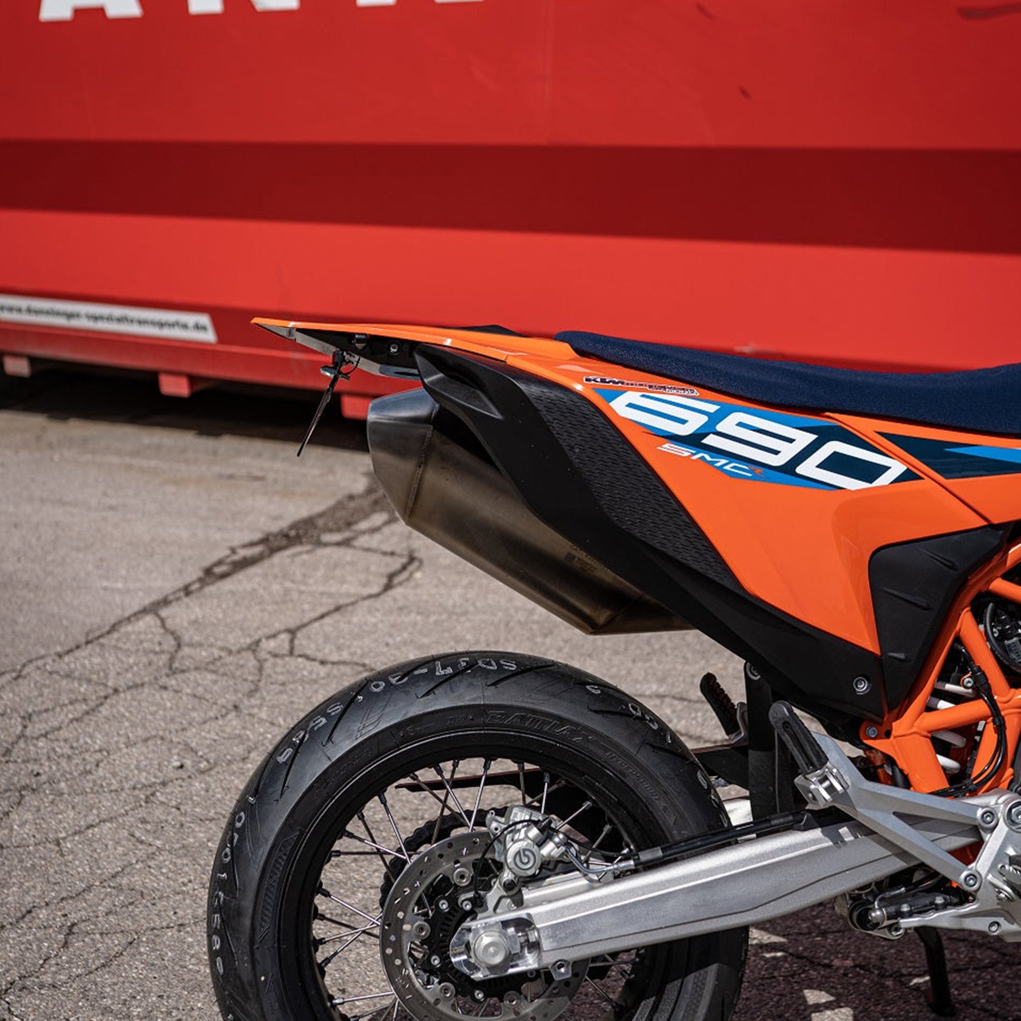 BSOxMOTOISM Kennzeichenhalter mit Plug&Play 3in1 Blinker - KTM 690 / GasGas 700