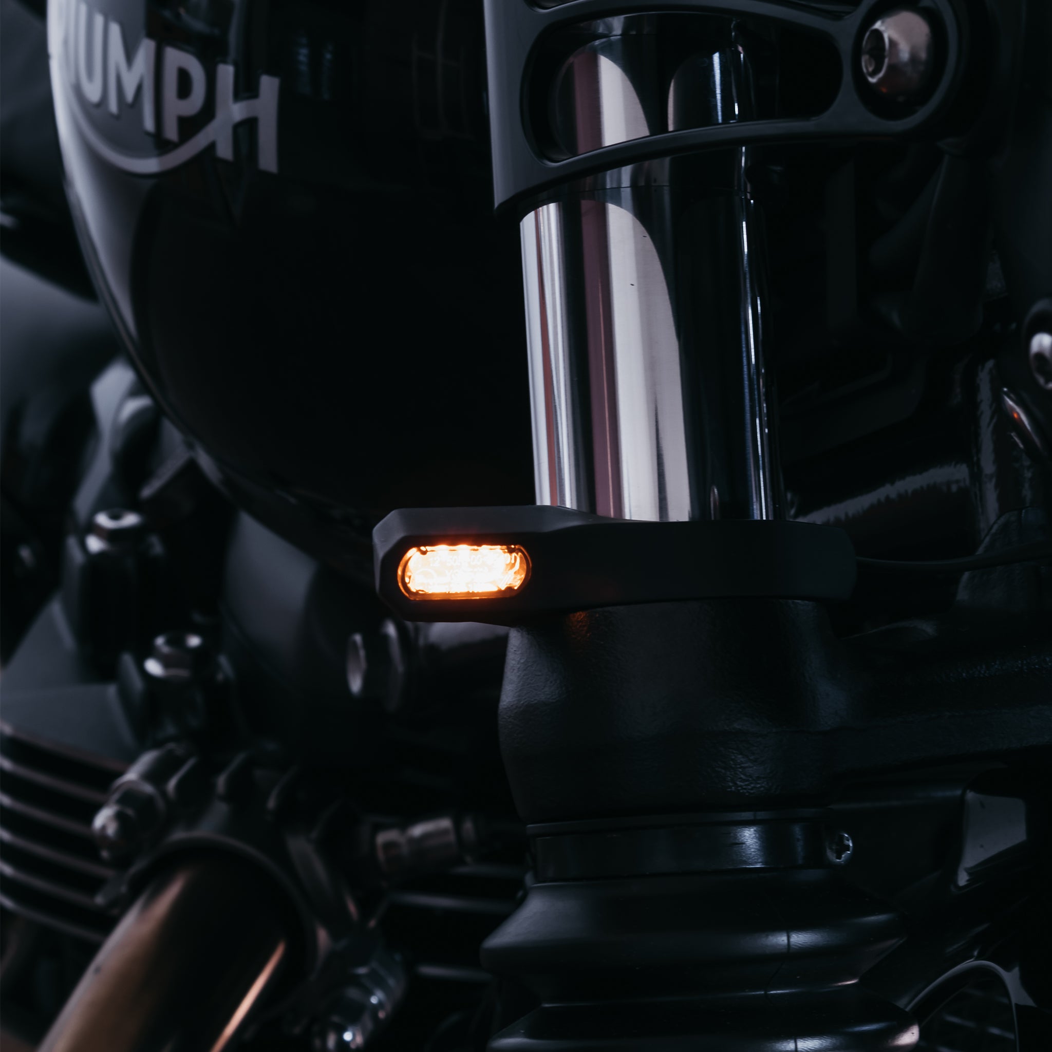 Triumph Gabelschelle zweiteilig mit integriertem Blinker - Type Four Evo (Paar)