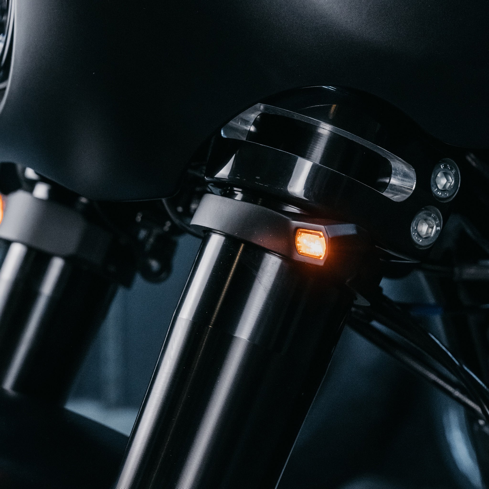 Gabelschelle zweiteilig mit integriertem Blinker - Type Four Evo (Paar)