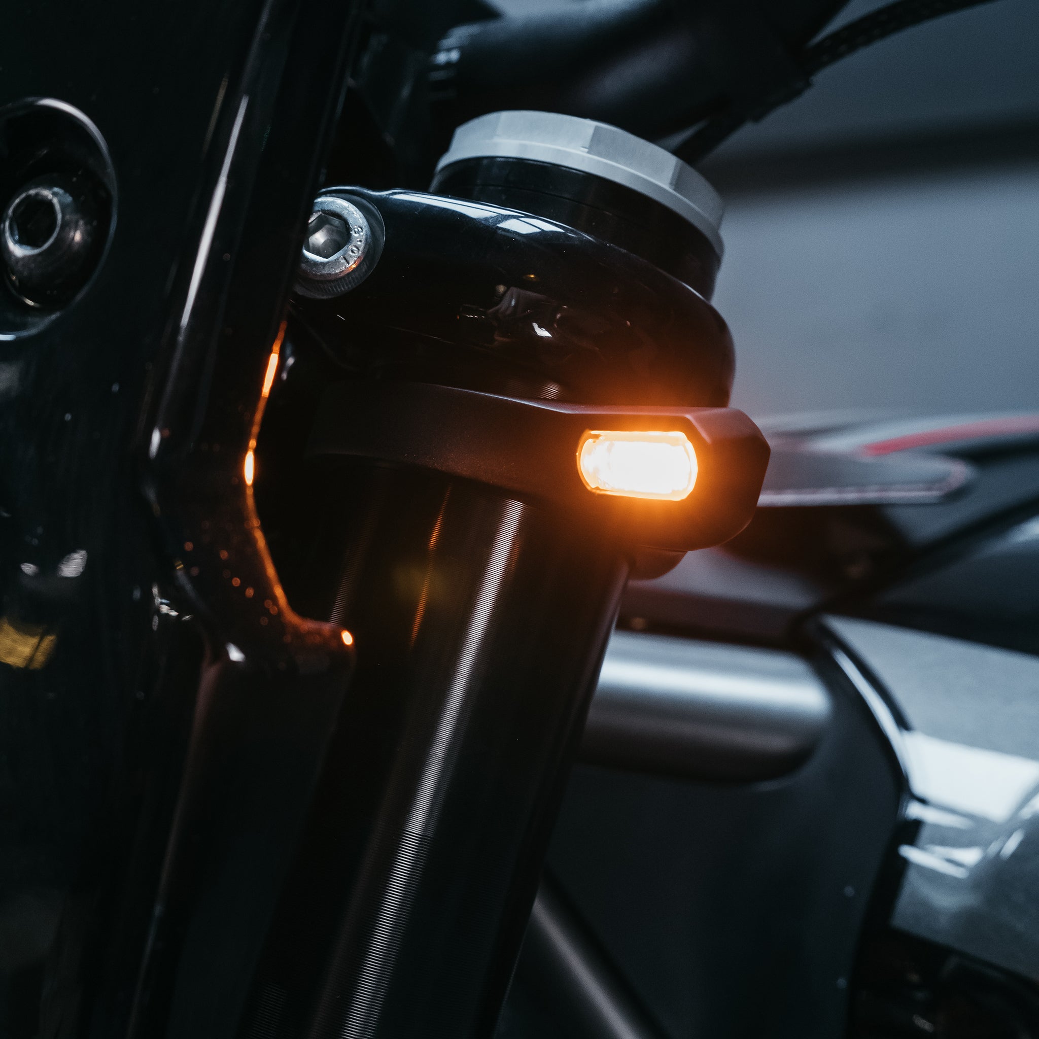 Gabelschelle zweiteilig mit integriertem Blinker - Type Four Evo (Paar)