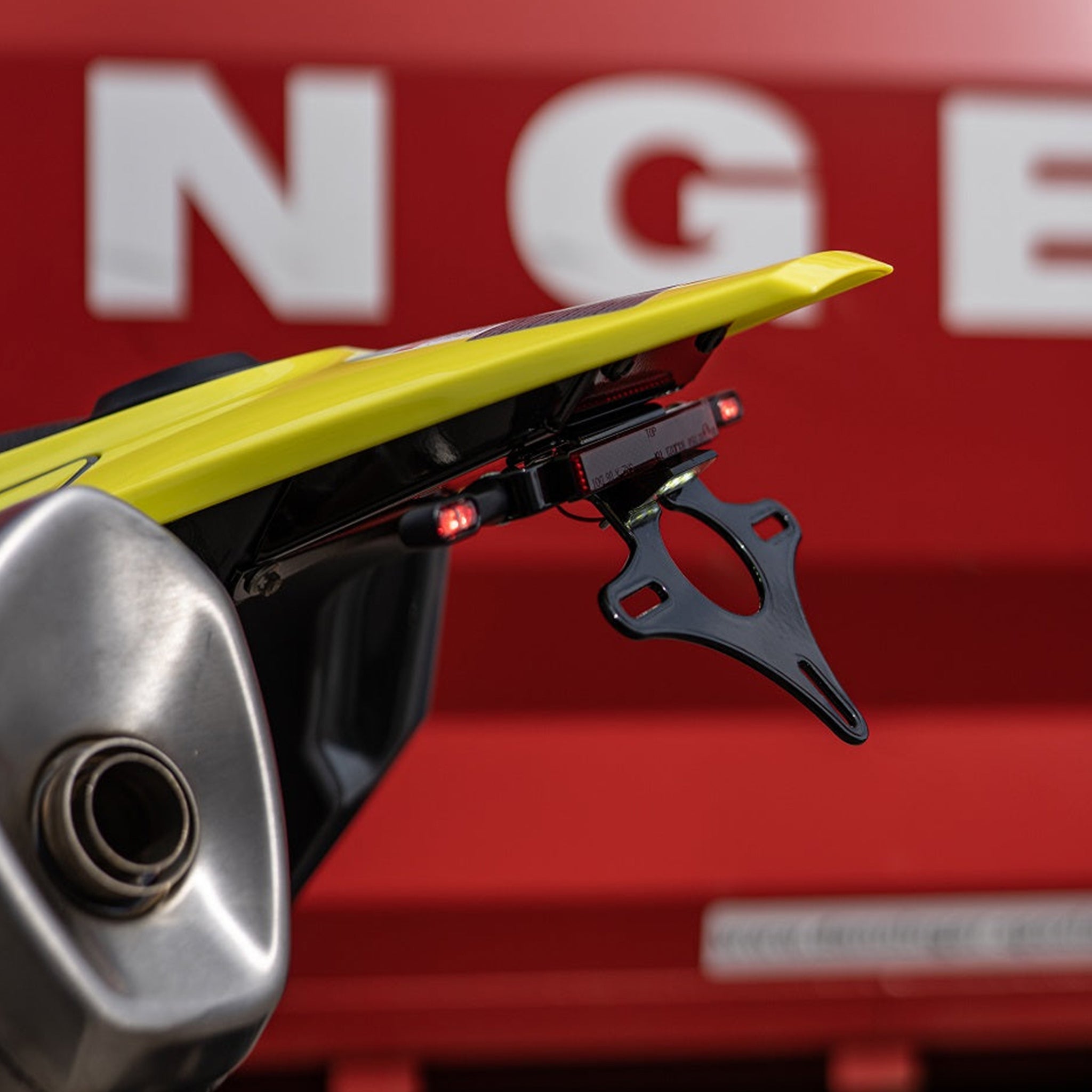 BSOxMOTOISM Kennzeichenhalter mit Plug&Play 3in1 Blinker - HUSQVARNA 701 Supermoto & Enduro