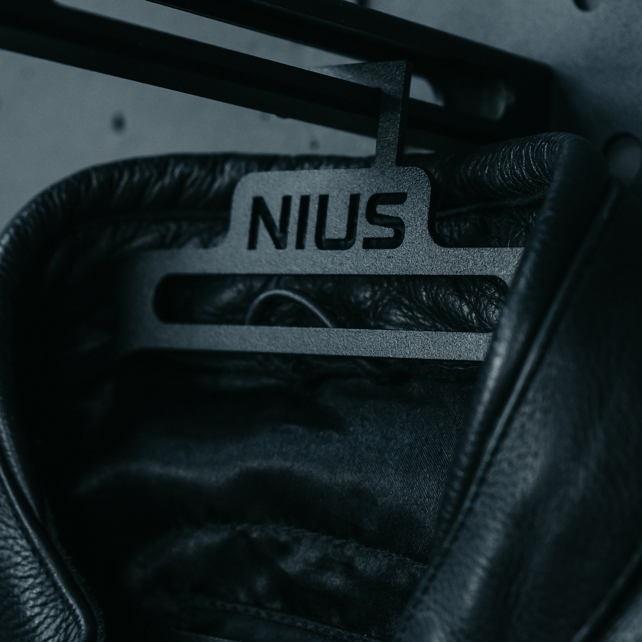 NIUS MOTO Helmhalter – Premium Aufbewahrung für deine Ausrüstung